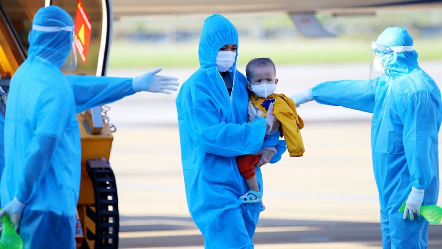Chuyến bay đưa 205 phụ nữ mang thai và trẻ em từ các tỉnh phía Nam về Hà Tĩnh