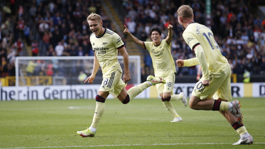 Odegaard lập siêu phẩm đá phạt, Arsenal tiếp đà hồi sinh