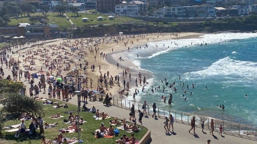 Người dân Sydney (Australia) đổ xô đến bãi biển bất chấp dịch Covid-19