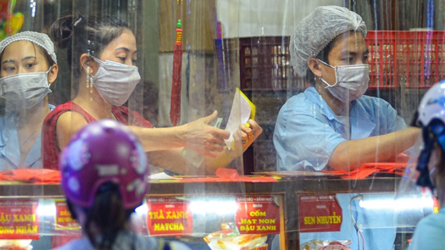 Locals rush to buy mooncakes as major cities ease COVID-19 restrictions