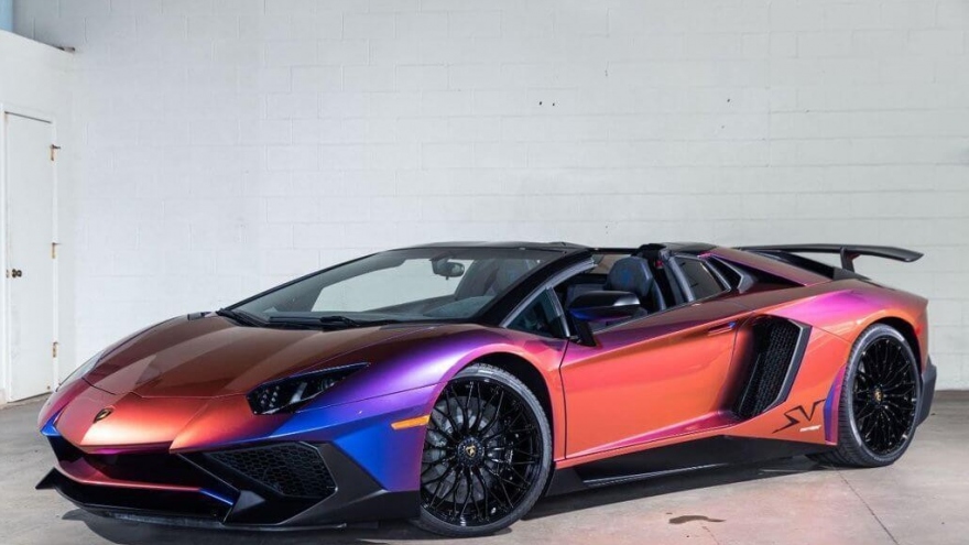 Chiêm ngưỡng Lamborghini Aventador SV Roadster sở hữu màu sơn tùy chỉnh theo góc nhìn