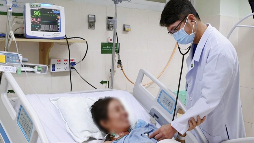 Nhập viện cấp cứu vì tự uống thuốc dân gian tại nhà để… ngừa COVID-19