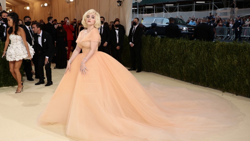 Đằng sau bộ váy đẹp lộng lẫy của Billie Eilish tại Met Gala là một thỏa thuận về động vật