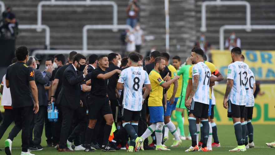 Nhà chức trách vào sân trục xuất cầu thủ, trận Brazil - Argentina đổ bể