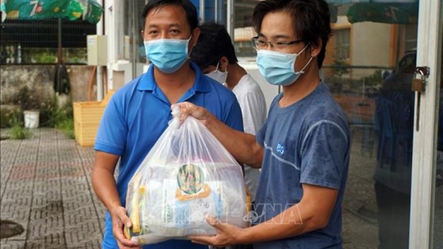 Cambodian students affected by COVID-19 in Can Tho receive gifts