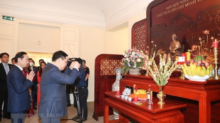 Top legislator meets Vietnamese community in Belgium