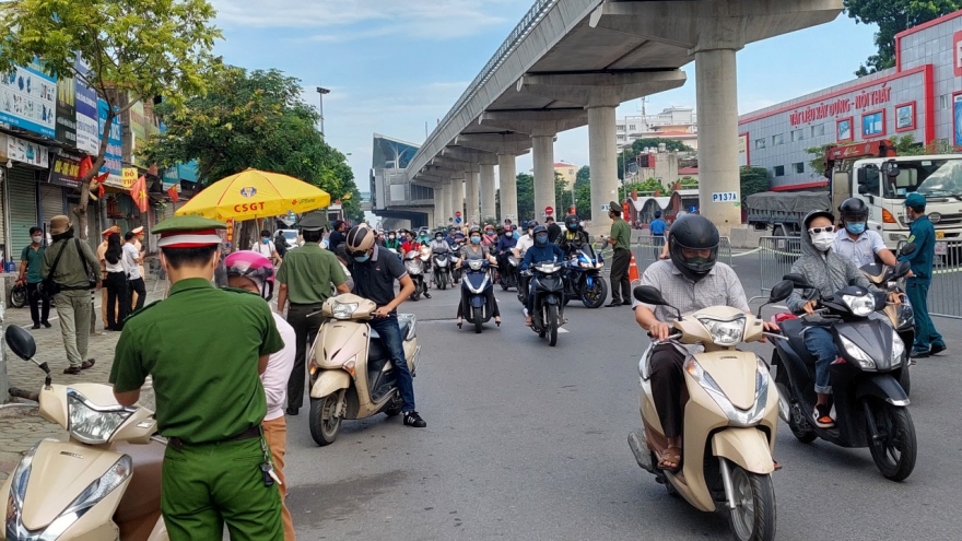 Hà Nội kiểm soát giấy đi đường theo cả 2 mẫu, các chốt vào "vùng đỏ" thông thoáng