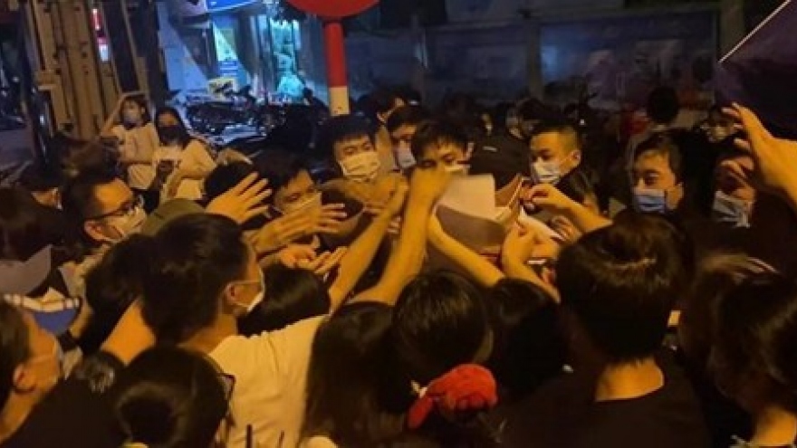 Làm rõ trách nhiệm lãnh đạo phường Trung Văn khi để tụ tập, chen lấn ở điểm tiêm chủng