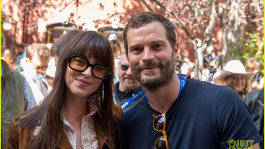 Kiều nữ "50 sắc thái" xinh đẹp sánh đôi bên tài tử Jamie Dornan