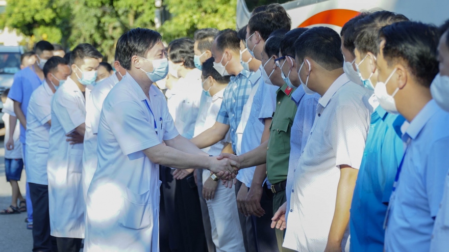 Điện Biên tăng cường cán bộ y tế hỗ trợ tỉnh Bình Dương chống dịch