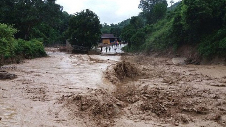 Hoàn lưu bão số 6 tiếp tục gây mưa lớn tại miền Trung