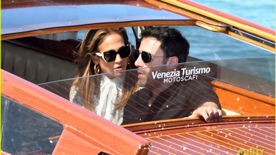 Jennifer Lopez diện đầm ren quyến rũ, sánh đôi tình tứ bên bạn trai ở Venice
