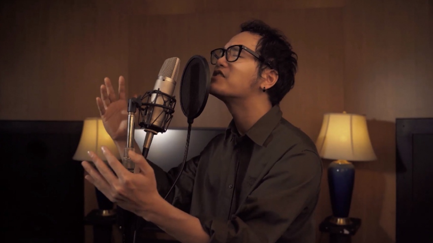 Khắc Hưng hát bài "Tự nguyện" cổ vũ tinh thần chống dịch khiến MC Phí Linh bật khóc