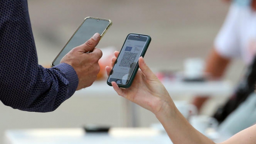 Pháp tính kéo dài việc kiểm tra giấy thông hành y tế đến hết 2021