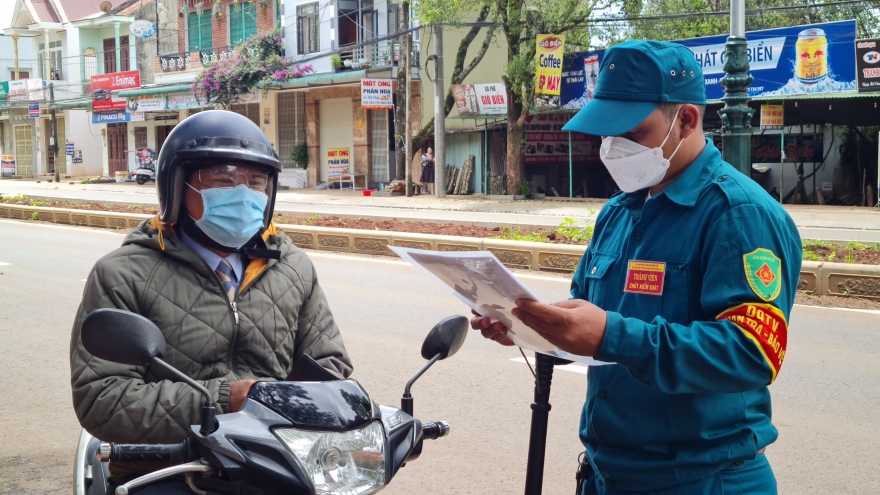 TP. Pleiku yêu cầu cán bộ, công viên chức ra đường mang theo thẻ hoặc giấy đi đường