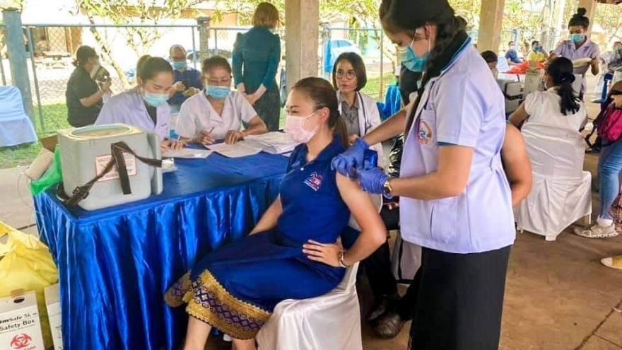 Lào chưa cho phép tiêm mũi vaccine thứ 3 ngừa Covid-19