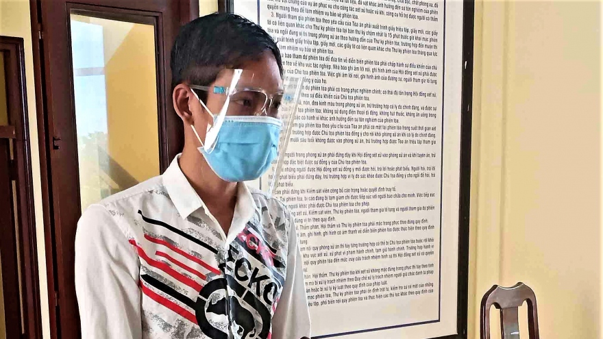 Đánh cán bộ trong khu cách ly, một đối tượng nhận án tù