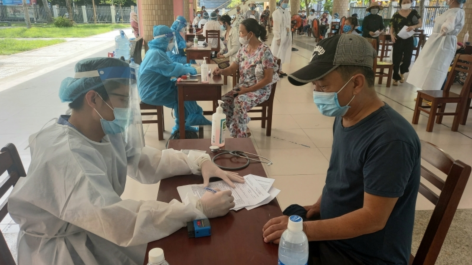 Vì sao người mắc COVID-19 vẫn tái nhiễm khi đã tiêm 3 mũi vaccine?