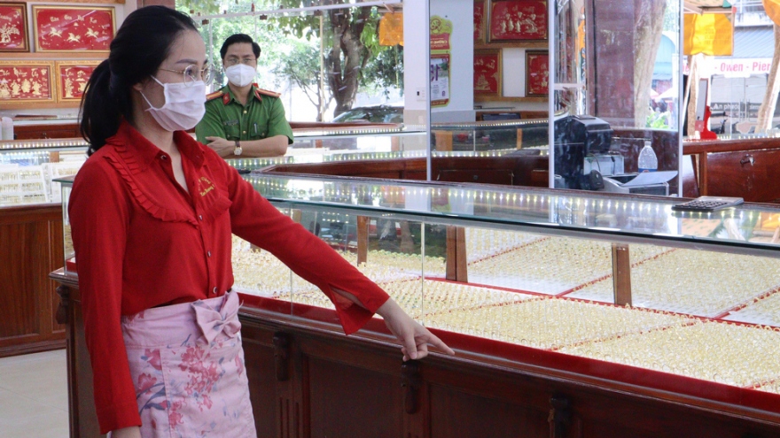 Nữ nhân viên lấy trộm hàng ngàn nhẫn vàng ở Bình Phước bị khởi tố