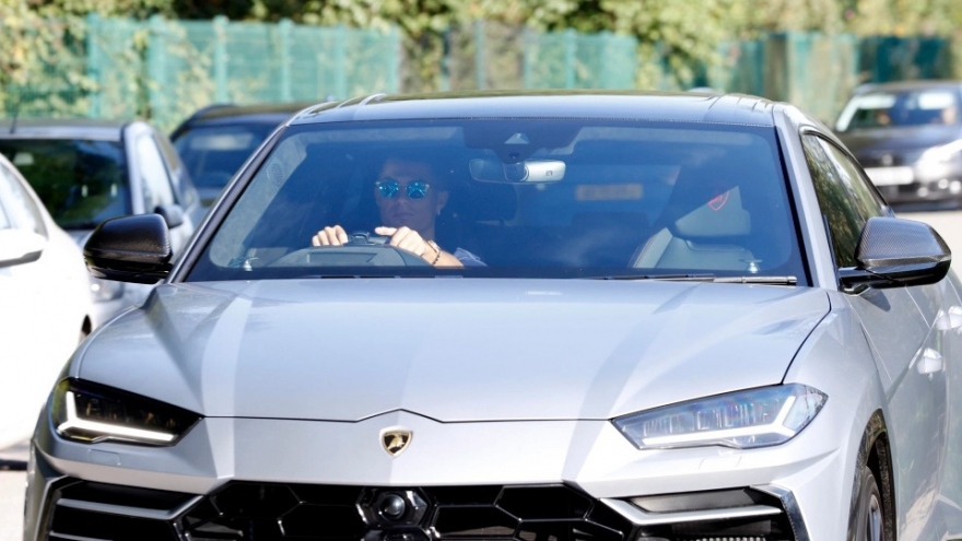 Ronaldo lái Lamborghini Urus dạo phố Manchester