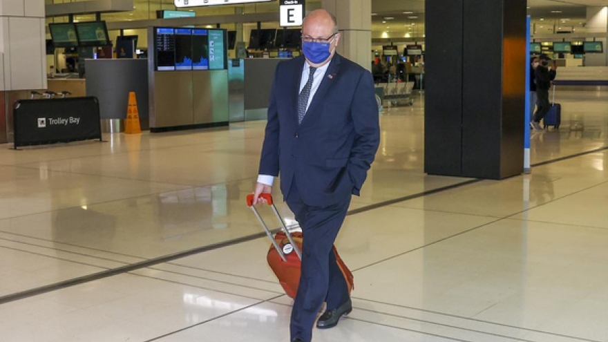 Đại sứ Pháp kéo vali rời Australia, chỉ ước có cỗ máy thời gian