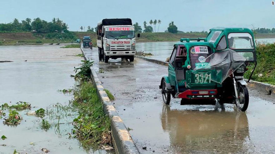 Siêu bão Chanthu đổ bộ Philippines gây mất điện diện rộng, làm hư hại nhiều nhà cửa