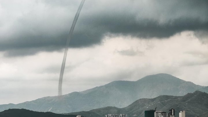 Stunning shot of tornados captured in Nha Trang 