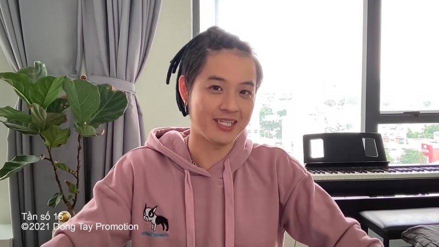 Ca sĩ Thanh Duy kể chuyện "Tình anh bán chiếu" phiên bản mới lạ tại nhà