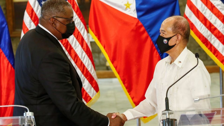 Philippines: Bắc Kinh hối thúc Manila ngừng xem xét lại Hiệp ước quốc phòng với Mỹ