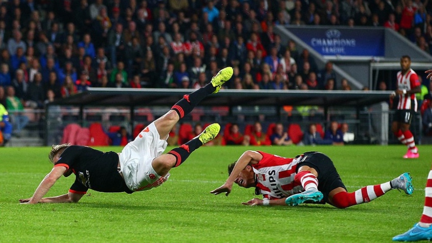 Ngày này năm xưa: Sao trẻ MU gãy chân "kinh hoàng" ở Champions League