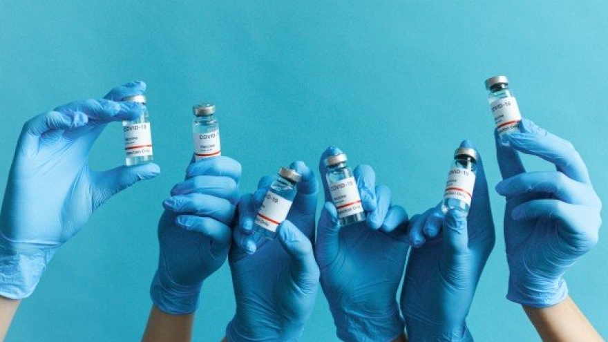 Tại sao nữ dễ bị tác dụng phụ sau tiêm vaccine COVID-19?