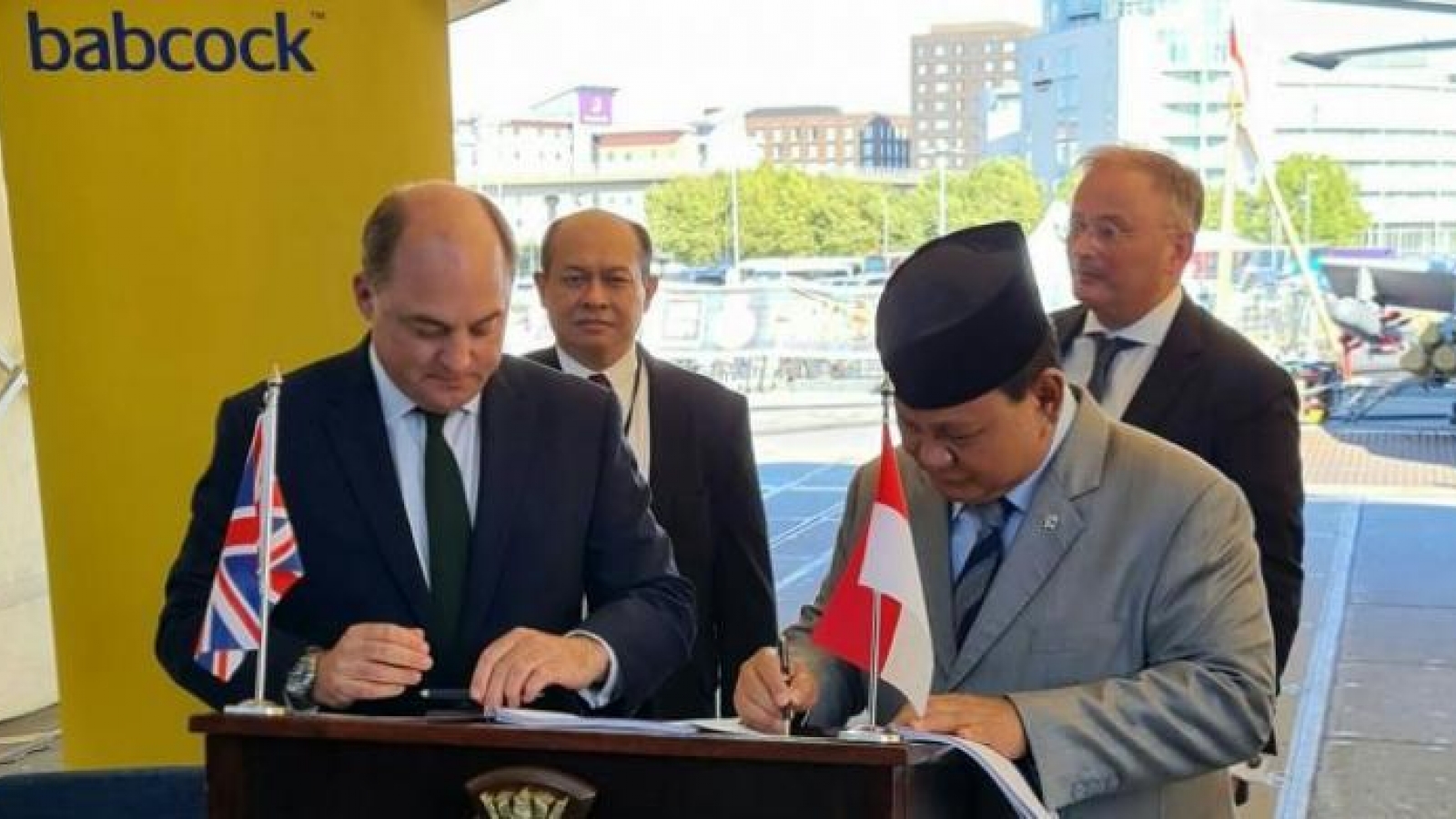 Anh hỗ trợ Indonesia đóng khinh hạm đối phó với tàu Trung Quốc ở Biển Đông