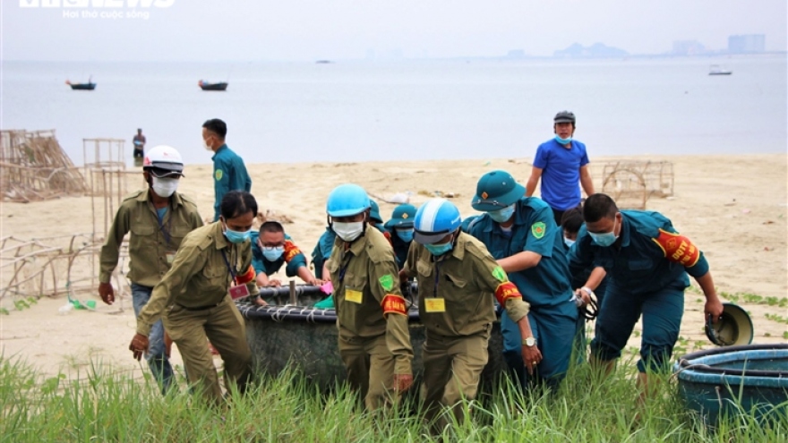 Locals in central Vietnam rush to cope with upcoming typhoon