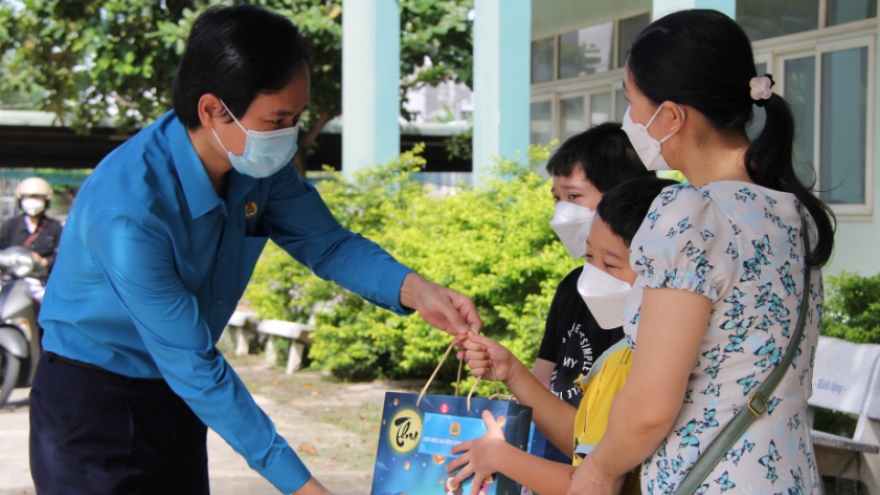 Quà Tết Trung thu cho trẻ em hoàn cảnh khó khăn, mắc bệnh Covid-19