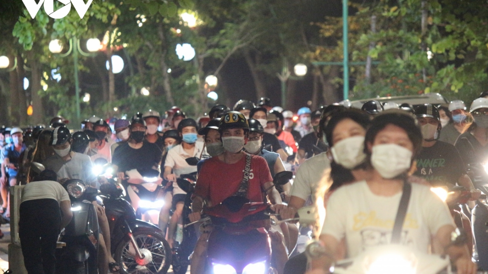 Người dân đổ ra đường đêm Trung Thu: Đi "chơi Trăng" bất chấp dịch bệnh cần thiết thế sao?