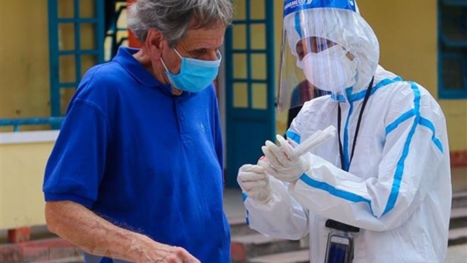 Foreigners in Da Nang vaccinated against COVID-19 