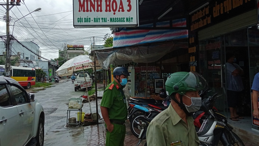 Bất chấp lệnh cấm, chủ tiệm vẫn mở cửa cắt tóc cho nhiều người ở Cà Mau