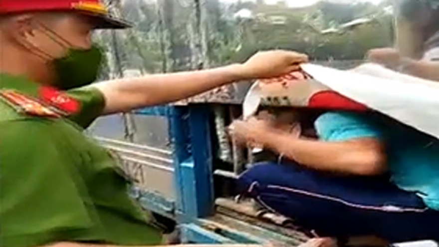 7 người trốn trong thùng xe tải để “thông chốt”