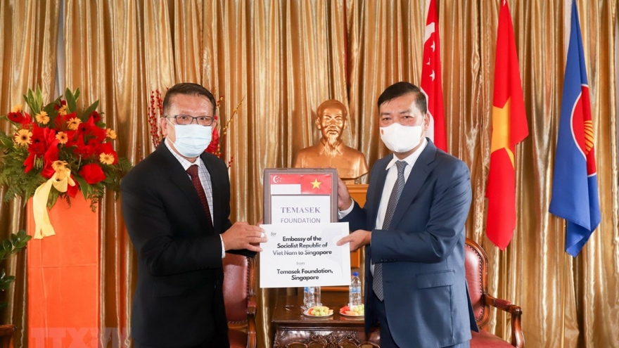 Singapore’s Temasek presents COVID-19 medical supplies to Vietnam