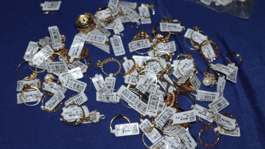 Khám xét nơi ở của nữ nhân viên trộm hơn 2.300 nhẫn vàng ở Bình Phước