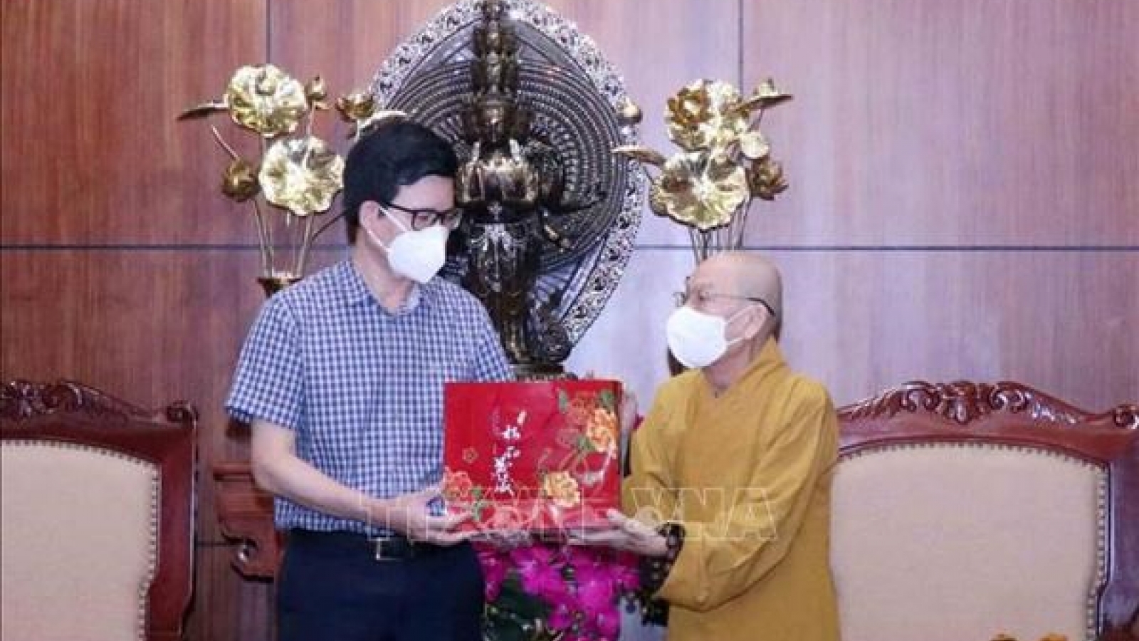 Go'vt committee accompanies Buddhist dignitaries, followers in HCM City COVID-19 fight