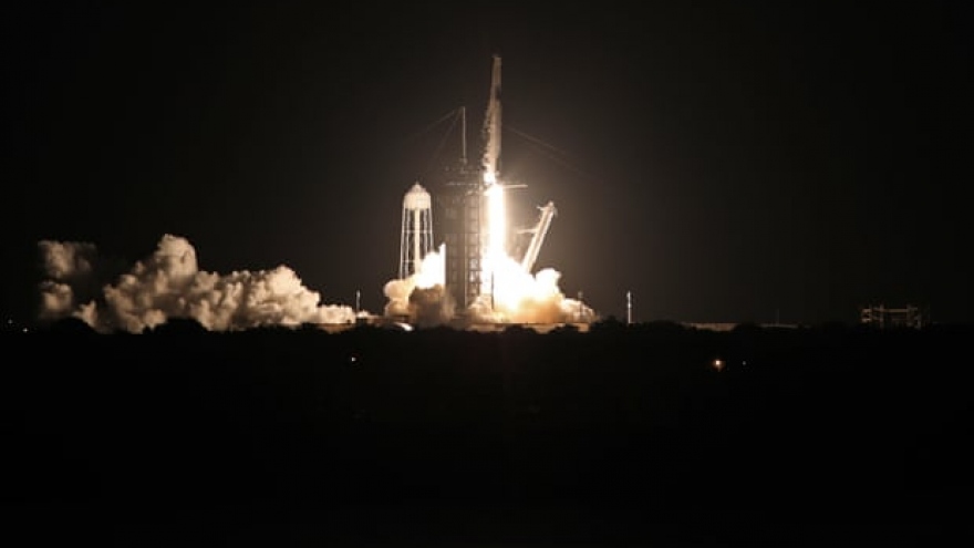 Tàu vũ trụ của SpaceX lần đầu tiên đưa các “phi hành gia nghiệp dư” vào không gian