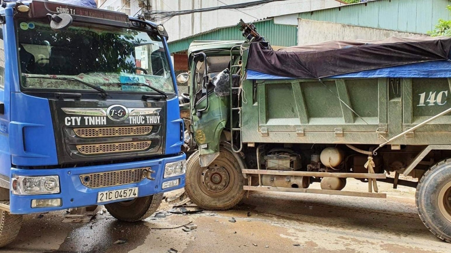 Hai xe tải đâm nhau, một lái xe bị thương nặng