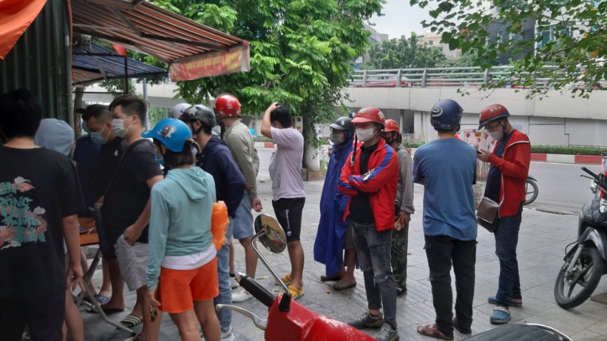 Nhiều người mua hàng mang về ở Hà Nội “né” quét mã QR