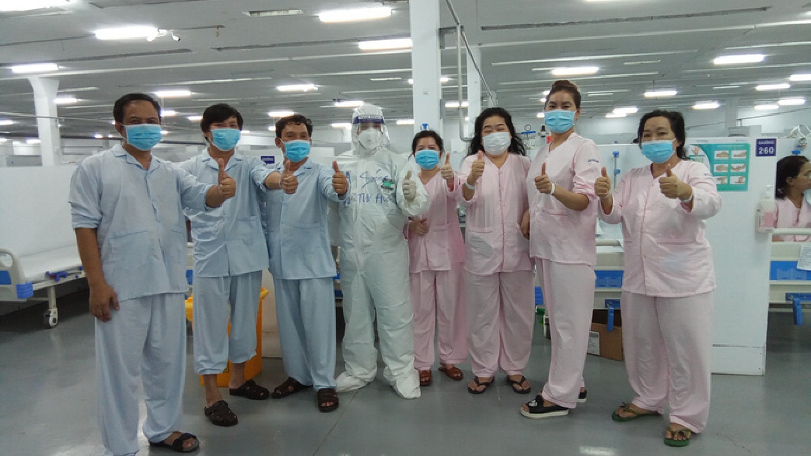 18 severe COVID-19 cases in HCM City discharged from field hospital 