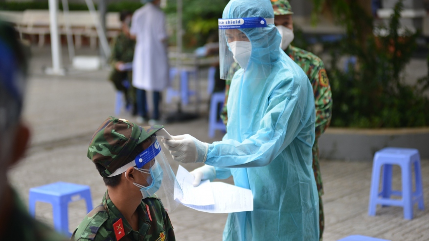 TP.HCM tiêm vaccine mũi 2 cho chiến sĩ Quân đoàn 4 làm nhiệm vụ ở “vùng đỏ”