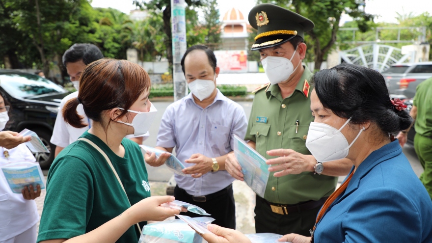 Lãnh đạo Công an TP.HCM kiểm tra đột xuất công tác chống dịch tại phường trọng điểm