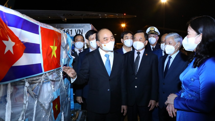 Ảnh: Chuyên cơ chở Chủ tịch nước Nguyễn Xuân Phúc về đến Hà Nội cùng lượng lớn vaccine