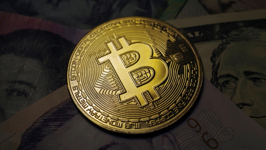 Bitcoin vượt mốc 65.000 USD, mức cao nhất từ trước tới nay