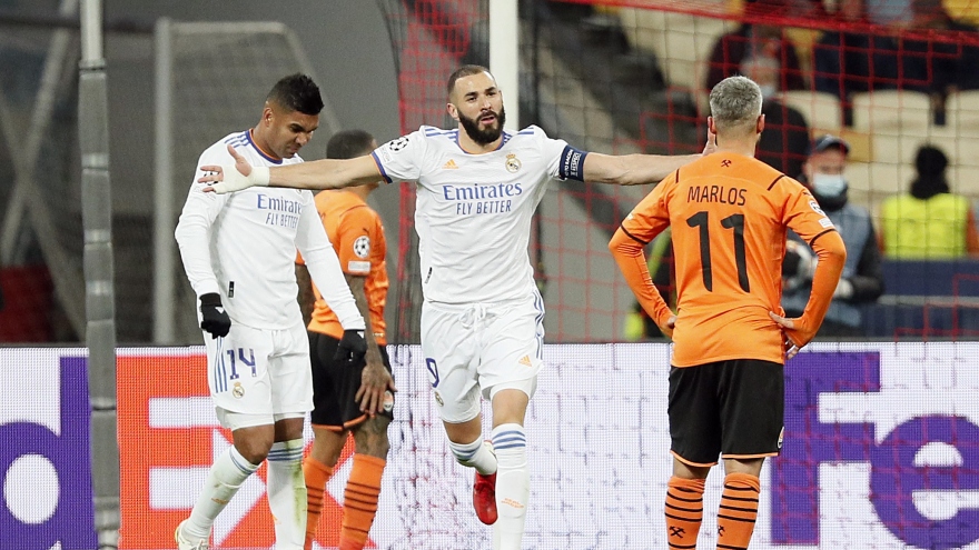 Real Madrid thắng "bàn tay nhỏ" trước Shakhtar, gửi chiến thư đến Barca